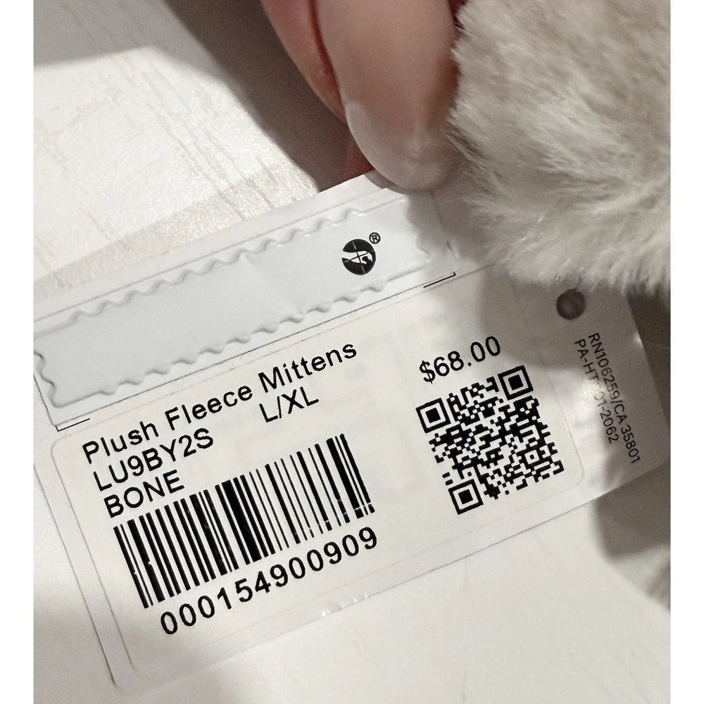New Lululemon Plush Bone Fleece Mittens L / XL New Fur Cream Winter White Fuzzy